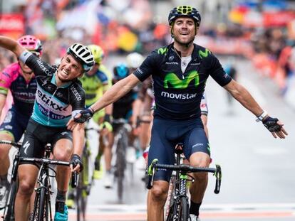 Alejandro Valverde comienza a levantar victorioso los brazos ante la desesperación del segundo, Alaphilippe.