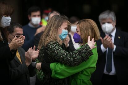 La expresidenta del Parlament Carme Forcadell (derecha) abraza a la diputada de ERC Meritxell Serret a su llegada al Parlamento de Cataluña.