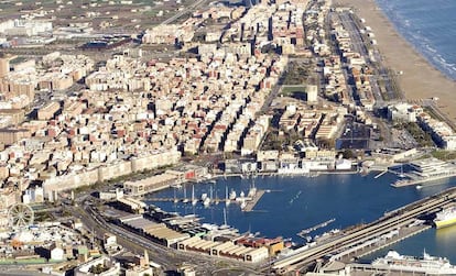 Una vista aérea de los poblados marítimos de Valencia, con la dársena interior del puerto en primer término.