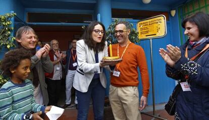 La vicepresidenta valenciana Mònica Oltra celebra el seu aniversari després de votar a Riba-roja.