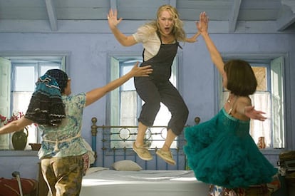 Meryl Streep y sus amigas haciéndonos bailar con las canciones de Abba en '¡Mamma Mia! La película' (2008).