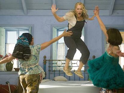 Meryl Streep y sus amigas haciéndonos bailar con las canciones de Abba en '¡Mamma Mia! La película' (2008).
