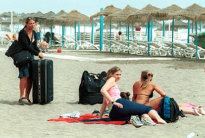 Tres turistas, en la playa de Torremolinos la pasada Semana Santa.