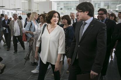 Ada Colau y Puigdemont en el Hospital del Mar de Barcelona hace unas semanas.
