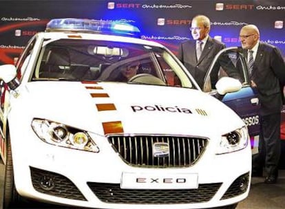 Montilla y el consejero Josep Huguet observan al presidente de Seat, Erich Schmitt, en un Exeo &#39;tuneado&#39; para los Mossos d&#39;Esquadra.