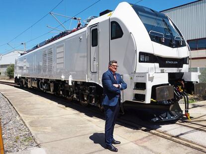 El presidente de Stadler Valencia, &Iacute;&ntilde;igo Parra, ante la locomotora Eurodual.
