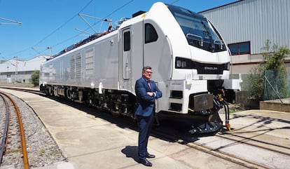 El presidente de Stadler Valencia, &Iacute;&ntilde;igo Parra, ante la locomotora Eurodual.