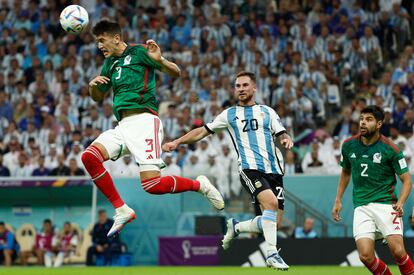 El mexicano César Montes cabecea un balón en contra, durante el Argentina-México, este sábado.