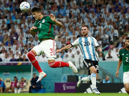 El mexicano César Montes cabecea un balón en contra, durante el Argentina-México, este sábado.