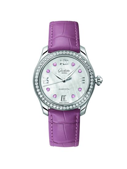 El Lady Serenade de Glashütte refleja la fuerza del amor. Ocho índices en forma de corazón en cristal de zafiro rosa combinan con un bisel brillante engastado con 52 diamantes. Precio: 13.800 euros.