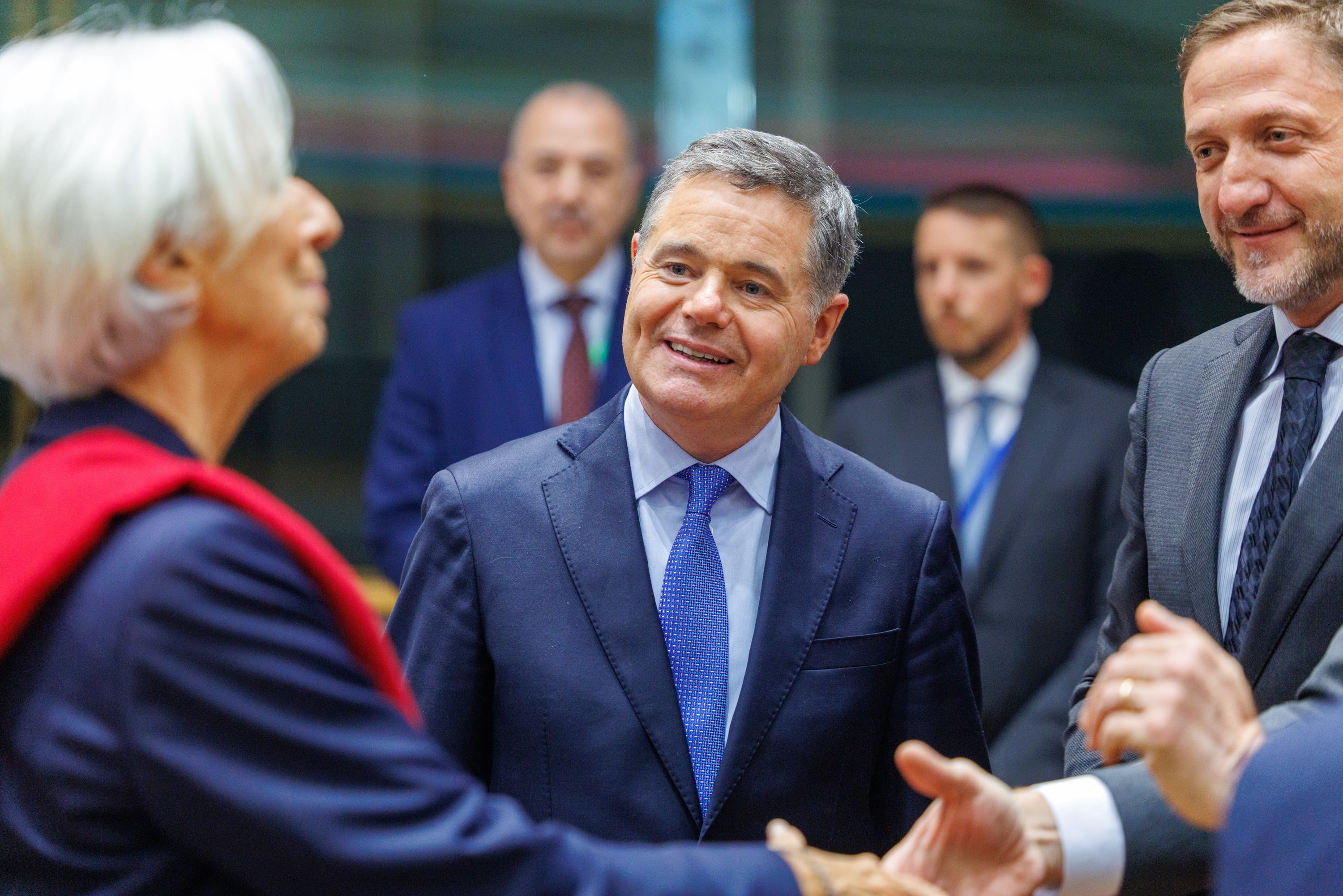 A la izquierda, la presidenta del Banco Central Europeo, saluda a varios miembros del Eurogrupo en presencia de su presidente, Paschal Donohoe. 