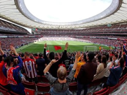 El Wanda Metropolitano se abarrota con 60.739 espectadores, récord internacional absoluto de un encuentro femenino entre clubes. El Barça gana y se sitúa a tres puntos del Atlético en la Liga