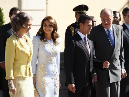 El mandatario mexicano y Angélica Rivera han sido recibidos por un escuadrón de la guardia real a caballo y por la banda de música, que ha interpretado los himnos de los dos países, antes de que el monarca y Peña Nieto pasaran revista a una compañía de honores, y han sonado las salvas de rigor.