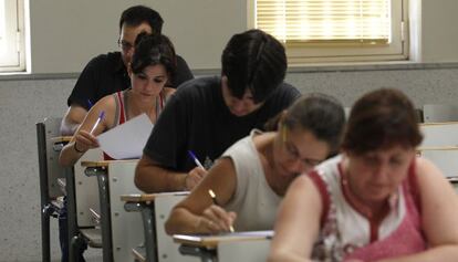 Opositores de educaci&oacute;n secundaria en el examen en 2010.