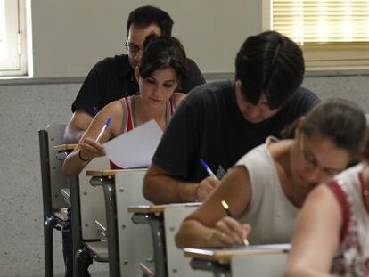 Opositores de educaci&oacute;n secundaria en el examen en 2010.