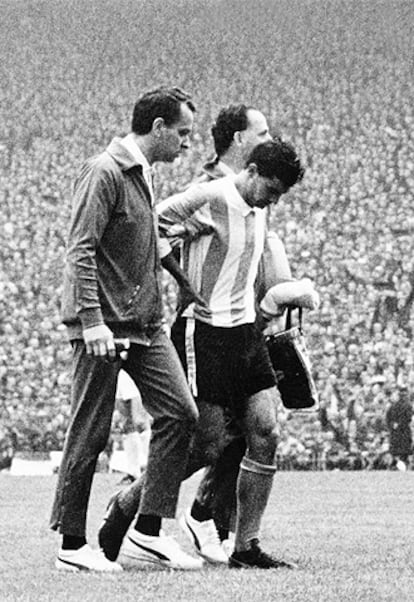 Rattín abandona Wembley junto a dos asistentes de Argentina.