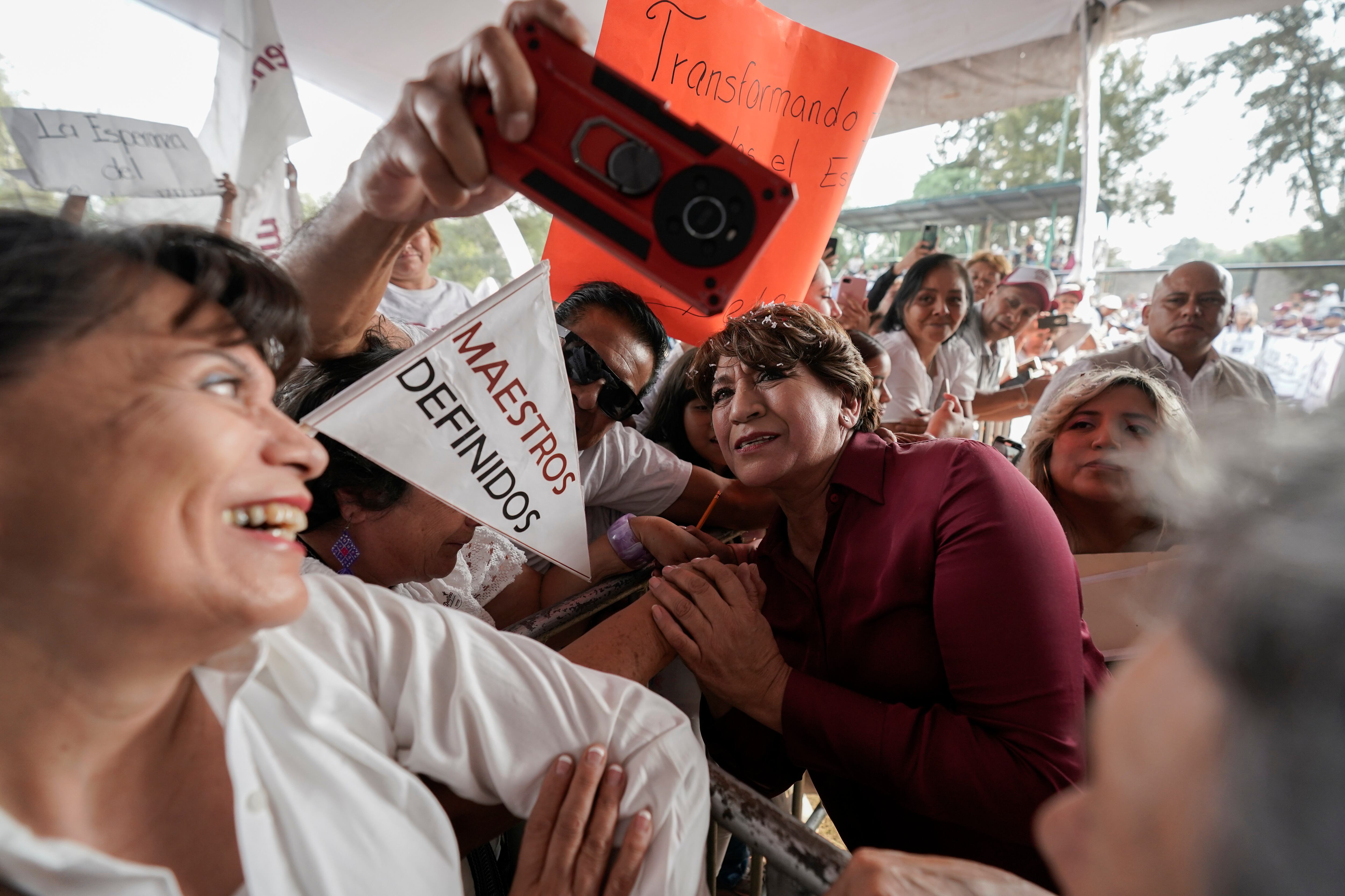 Delfina Gómez con algunos seguidores en Naucalpan (Estado de México), el 3 de abril de 2023.