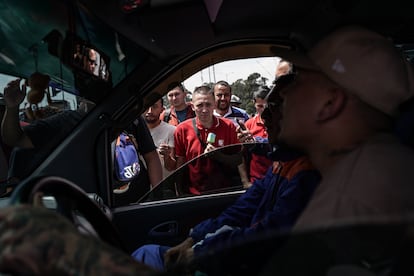 Manifestantes discuten con el conductor de un camión, exigiéndole detener su vehículo para participar del bloqueo.