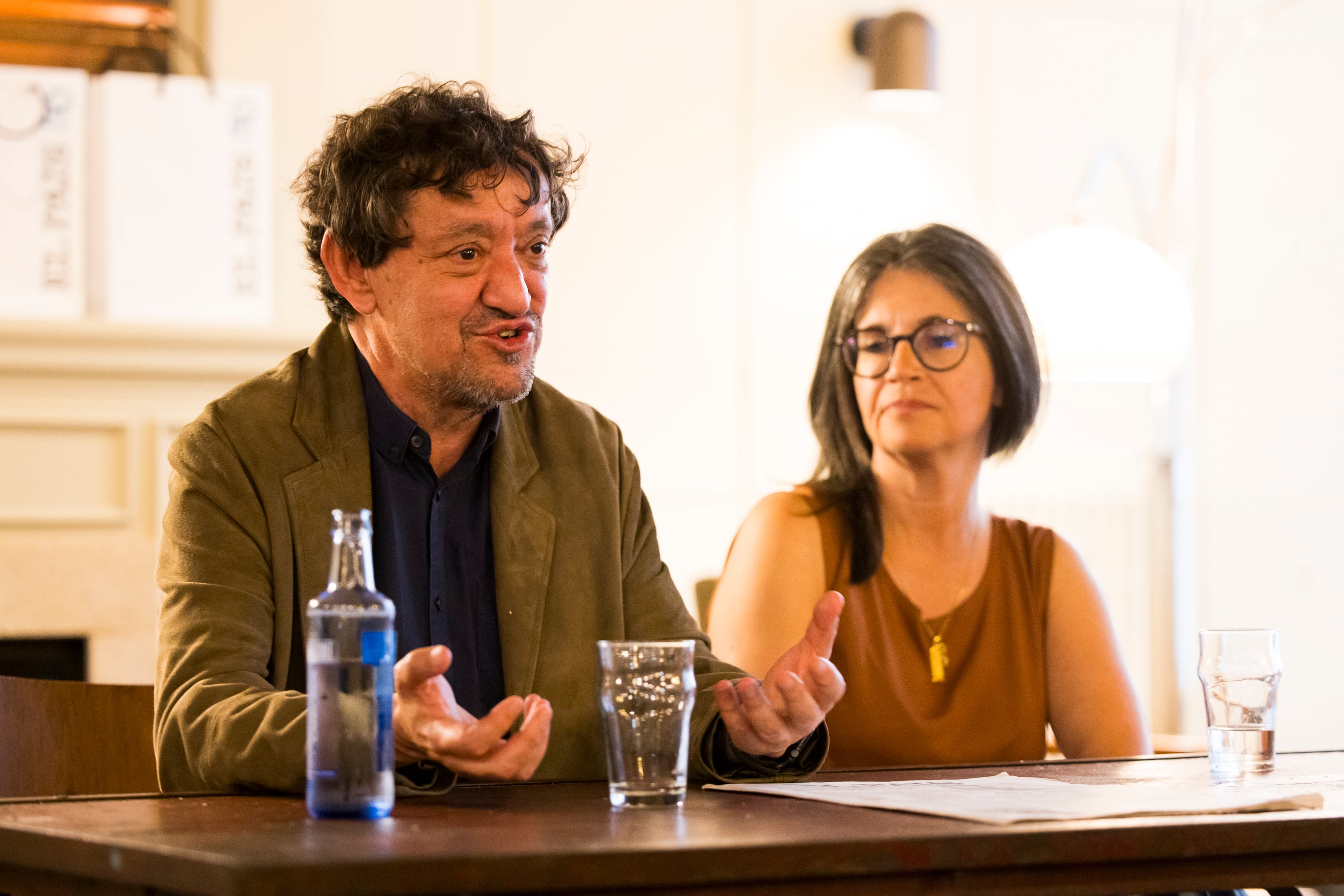 Xosé Hermida y Sonia Vizoso, durante el encuentro de este martes con un grupo de suscriptores de EL PAÍS en Vigo. 