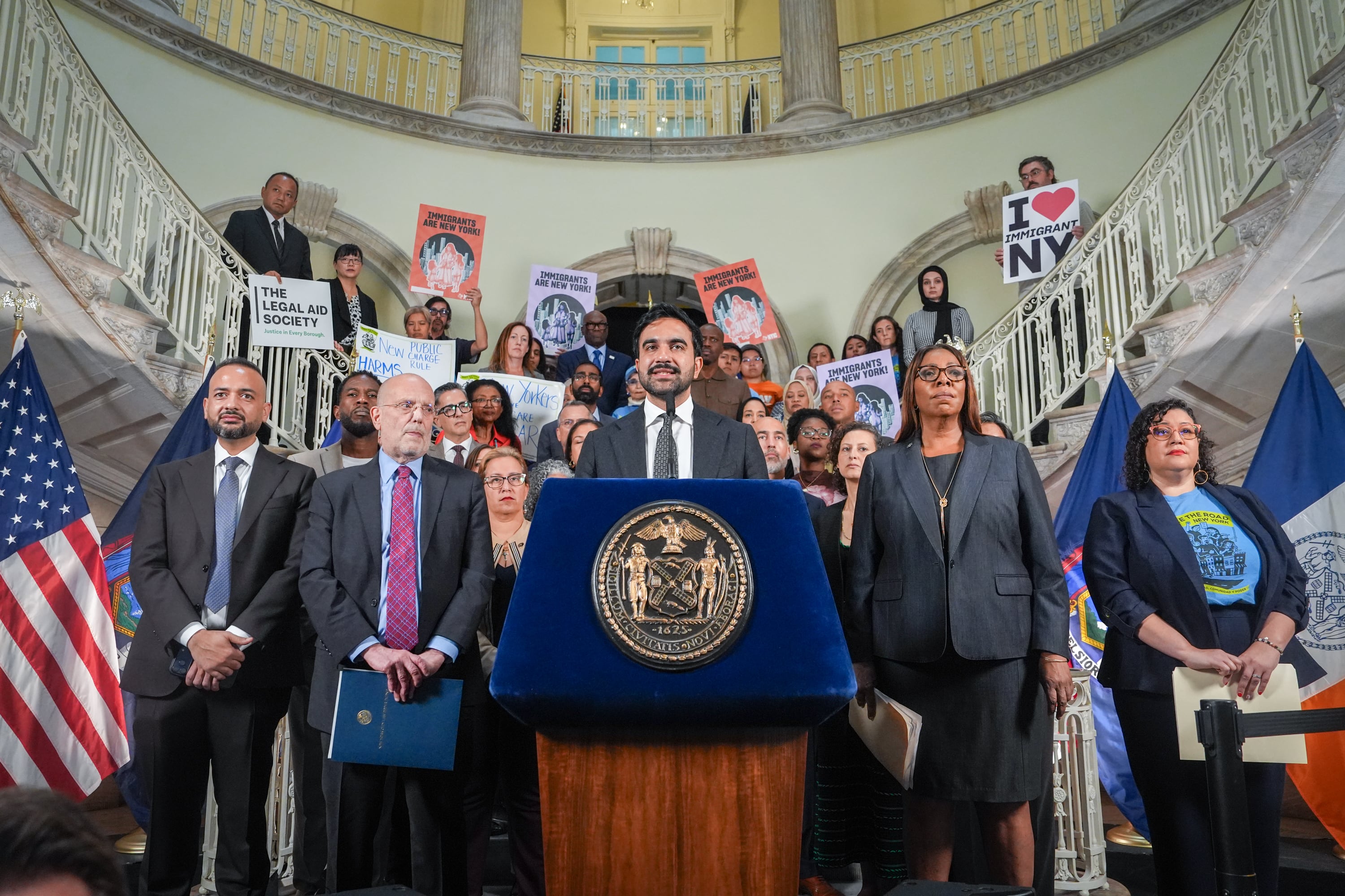 Nueva York y varias ciudades presentan una demanda contra la norma de Trump que busca limitar las ‘green cards’ Nueva York y varias ciudades presentan una demanda contra la norma de Trump que busca limitar las ‘green cards’