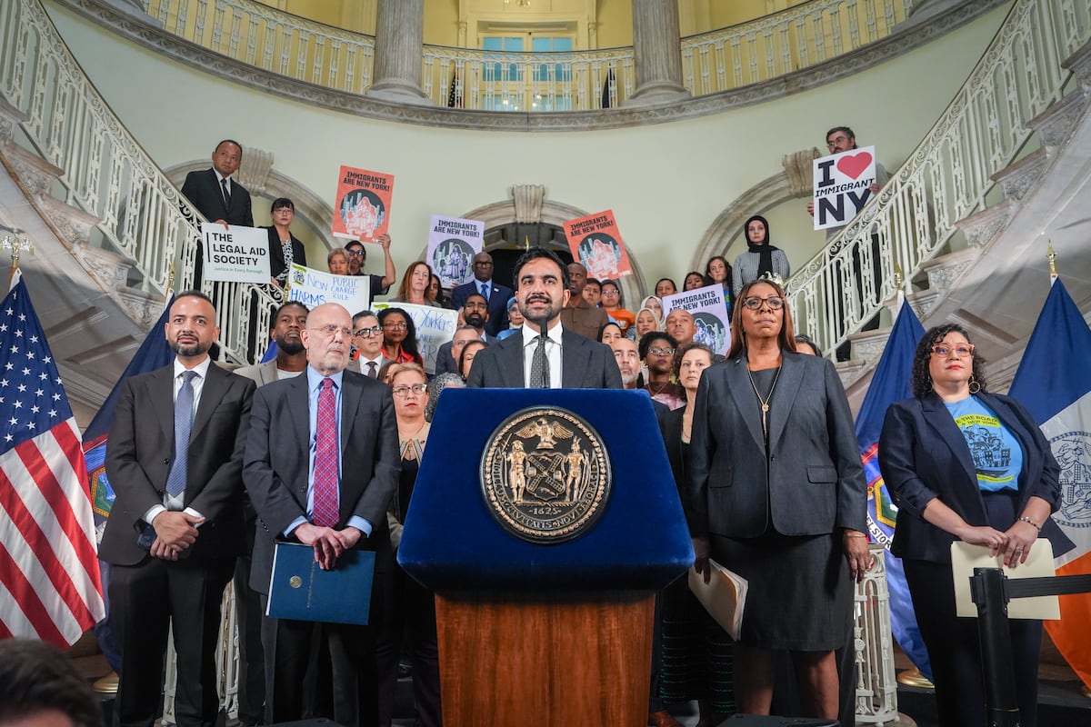 Nueva York y varias ciudades presentan una demanda contra la norma de Trump que busca limitar las ‘green cards’