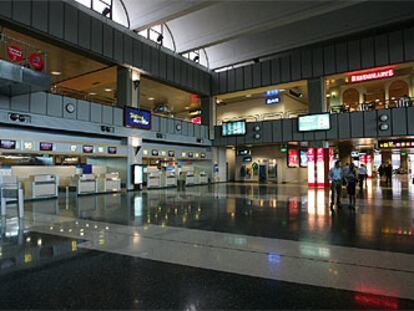 La terminal del aeropuerto de Manises-Valencia quedó vacía ayer por la tarde tras su desalojo por el humo que causó un pequeño incendio.