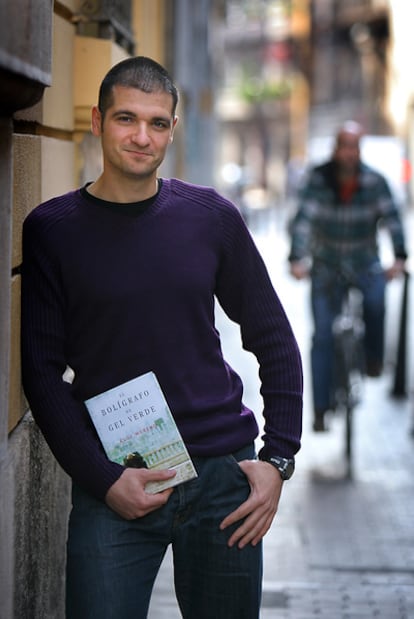 Eloy Moreno, con un ejemplar de su libro.