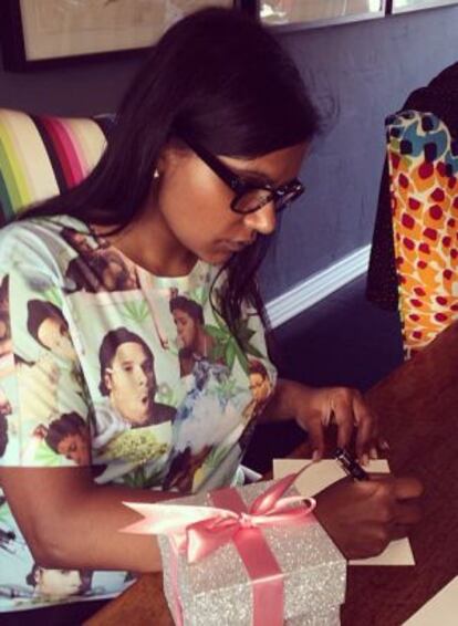 La actriz Mindy Kaling, con su camiseta de Seth Rogen.