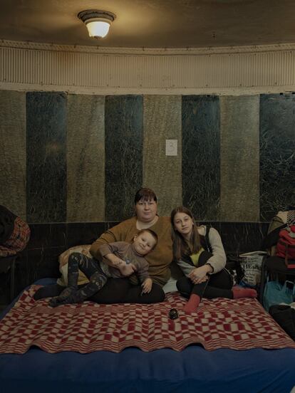 Olga Hohlova, con su hijo Misha y su hija Nastya. Ellos llegaron a Lviv desde Severodonetsk, una ciudad del oriente ucranio.<br><br>El teatro Kurbas fue nombrado así en honor del dramaturgo de vanguardia ucranio Les Kurbas. Abrió en 1988, cuando Ucrania era todavía una república de la Unión Soviética, tres años antes de su independencia. Hasta el pasado 24 de febrero, era un espacio cultural apreciado por los amantes de la cultura en Lviv (720.000 habitantes, la ciudad más poblada del oeste del país). Ese día empezó la guerra y el 27 de febrero ya había pasado de laboratorio de dramaturgia experimental a albergue de refugiados. A través de las redes sociales se llamó a contribuir con productos básicos. Los ciudadanos proveyeron al teatro de comida, ropa, sábanas, edredones… Ucranios sin hogar empezaron a llegar desde el este y el centro. Algunos de ellos fueron retratados por Sasha Maslov. Mujeres como Alina Agafonova, que se fue de Severodonetsk con sus cuatro hijos; hombres como Mikhail Kovalenko, un marinero retirado de Mariupol que mientras huía de su ciudad en camioneta oía caer bombazos a sus espaldas. Kovalenko, Agafanova y tantos otros son los asilados temporales de este teatro que rinde homenaje a un artista que fue también, en su tiempo, víctima de la violencia autocrática. Les Kurbas, nacido en 1887, fue arrestado en 1933 por la policía política de Stalin y enviado al Gulag en las islas de Solovkí. Lo ejecutaron en 1937.<br>