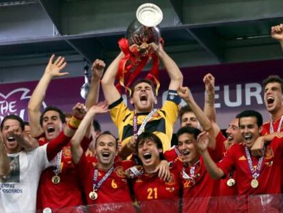 Iker Casillas, capitán de la selección española, levanta la Eurocopa en el Estadio Olímpico de Kiev.