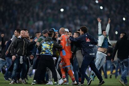 Los hinchas se agolpan sobre Reina tras acabar el partido.