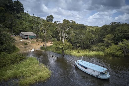 El barco escolar llega a recoger a unos niños para llevarlos a la escuela donde trabaja Drica.