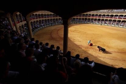 Cayetano, en su primer toro, ayer en la repleta plaza de Ronda.