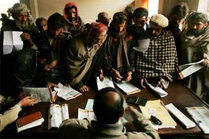 Un grupo de paquistaníes esperan su turno en el Banco Nacional de Pakistán, que ha reabierto hoy sus puertas.