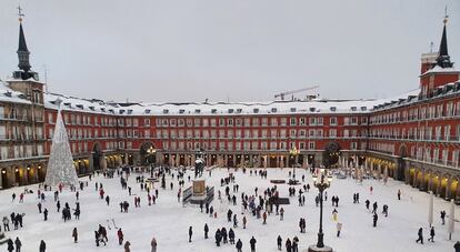 La plaza Mayor de Madrid tras la borrasca 'Filomena', una de las imágenes de la exposición vecinal.