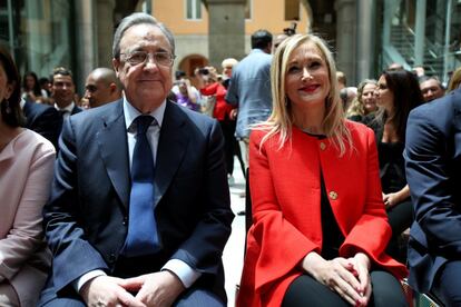 La presidenta de la Comunidad de Madrid Cristina Cifuentes junto al presidente del Real Madrid Florentino Pérez.