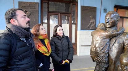 Federico, Karin y Coni Lechner ante el monumento a Sir Nicholas Winton en la Estacion Central de Praga.