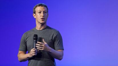 Mark Zuckerberg, con su característica camiseta gris.