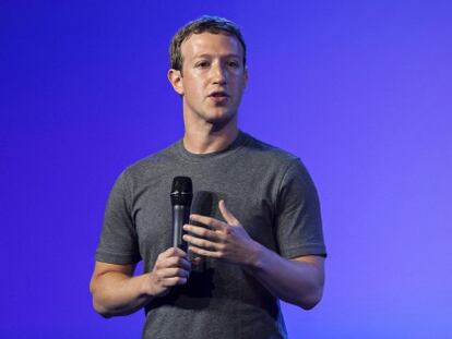 Mark Zuckerberg com sua característica camiseta cinza.