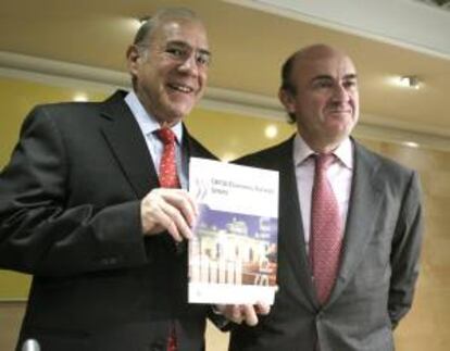 El ministro de Economía, Luis de Guindos (d) y el secretario general de la Organización para la Cooperación y el Desarrollo Económico (OCDE), Angel Gurría, durante la rueda de prensa ofrecida el Informe Económico sobre España que ha elaborado la OCDE.