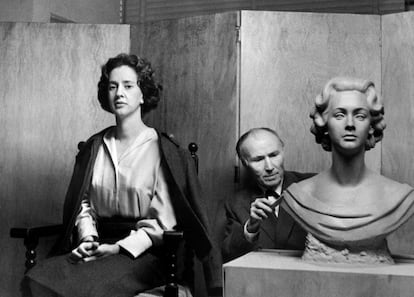 La entonces futura reina Fabiola posa para el escultor Ramon Mateu en su estudio de Madrid, el 13 de diciembre de 1960.