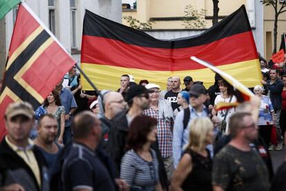 Manifestantes protestan en uan marcha ultraderechista en Köthen, al este de Alemania el pasado septiembre.  