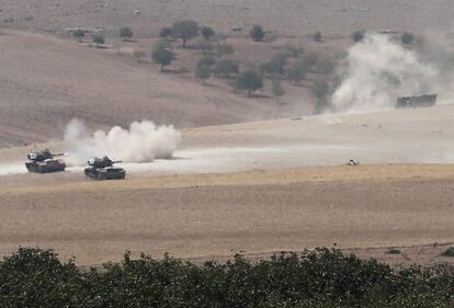 Vários tanques turcos cruzam a fronteira da Síria durante uma operação contra o Estado Islâmico.