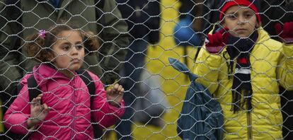 Ni&ntilde;os refugiados esperan para ser registrados en Austria.