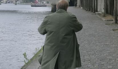Antonio Tabucchi, paseando por la orilla del Sena en el año 2004.