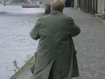 Antonio Tabucchi, paseando por la orilla del Sena en el a&ntilde;o 2004.