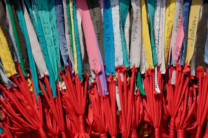 Cintas con mensajes colocadas por familiares de desaparecidos para reclamar que se encuentre a sus seres queridos, junto al monumento al Ángel de la Independencia, en Ciudad de México, el 10 de mayo pasado.