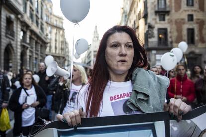 Isabel Morillas, madre de Caroline del Valle, desaparecida hace cuatro años en la Zona Hermética de Sabadell, con 14 años, en una manifestación de familiares y amigos.