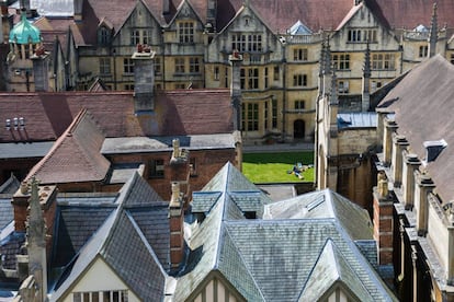 La prestancia y herencia literaria de Oxford y su universidad (en la foto) han atraído desde hace mucho tiempo al cine y a la televisión, de manera que es raro que ciudadanos y estudiantes pasen una semana sin ver algún equipo de rodaje por sus calles. A los detectives de ficción les gusta particularmente la ciudad, por la que se mueve como pez en el agua su famoso inspector Morse, nacido de la imaginación de Colin Dexter, y protagonista de tres series de éxito: la original, la secuela de 'Lewis' (sobre el sargento de Morse ascendido a inspector detective y resolviendo sus propios casos), y 'Endeavor', que trata sobre Morse de joven. Entre las tres, prácticamente recorren todos los lugares de Oxford, incluidos varios centros de la Oxford Royale Academy.