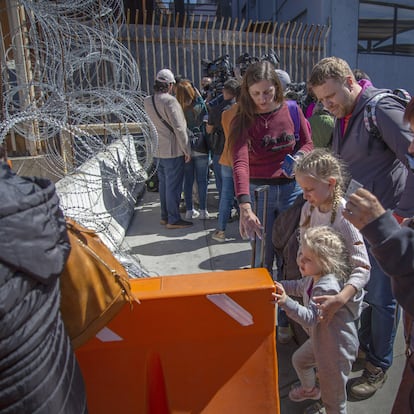 TIJUANA BAJA CALIFORNIA, 11MARZO2022.- Familias víctimas del conflicto entre Ucrania y Rusia sigue arribando  a Tijuana y permanecen en la entrada de la garita Internacional de San Ysidro con el objetivo de pedir asilo humanitario a Estados Unidos. Los migrantes están a la espera en la garita peatonal para ser atendidos por personal del CBP (Oficina de Aduanas y Protección Fronteriza de los Estados Unidos) de los cuales hay menores de edad.Estas familias salieron de sus países el pasado 24 de febrero y llegaron a la ciudad ayer, una de las grandes complicaciones a las que dicen que se han enfrentado es el idioma, pues no hablan español ni inglés, por lo que han tenido que utilizar aplicaciones de traducción para poder comunicarse. FOTO: OMAR MARTÍNEZ /CUARTOSCURO.COM